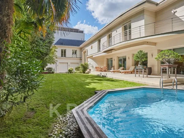 Maison d'architecte avec grand jardin et piscine en bord de Seine