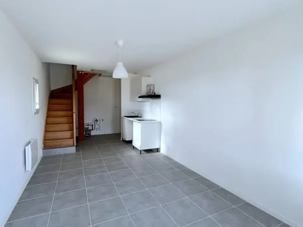 A LOUER MAISON DE TYPE 2 AVEC EXTERIEUR - SECTEUR PUGNAC