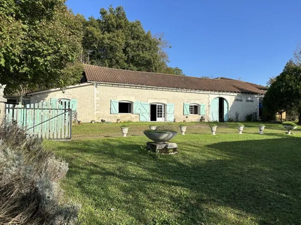 MAISON CHARENTAISE A RENOVER AVEC DEPENDANCES