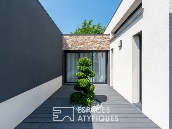 Villa contemporaine design de plain-pied et sa piscine