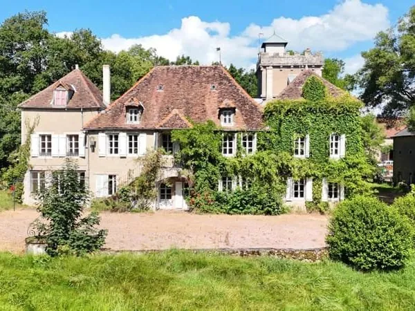 Petit château du 16ème sur 1 ha 30 de parc avec tennis et piscine