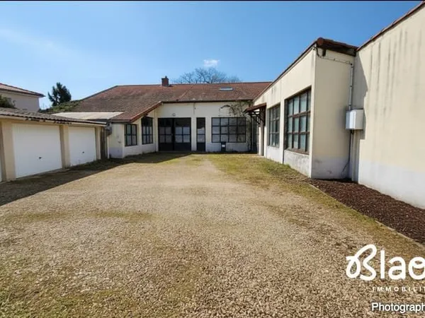 Locaux d'activité de 300 m² à Saint-Chamond à vendre