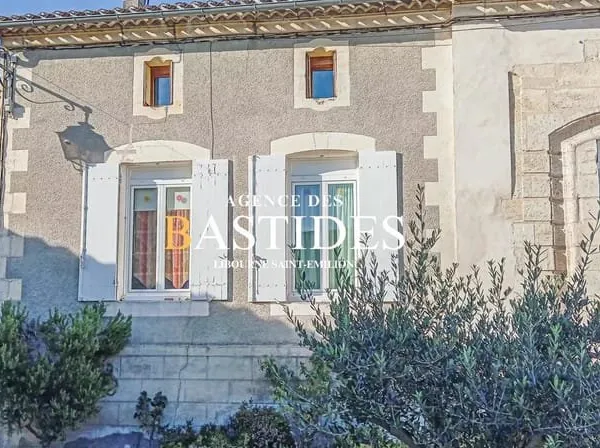 Maison de bourg en pierre avec extérieur