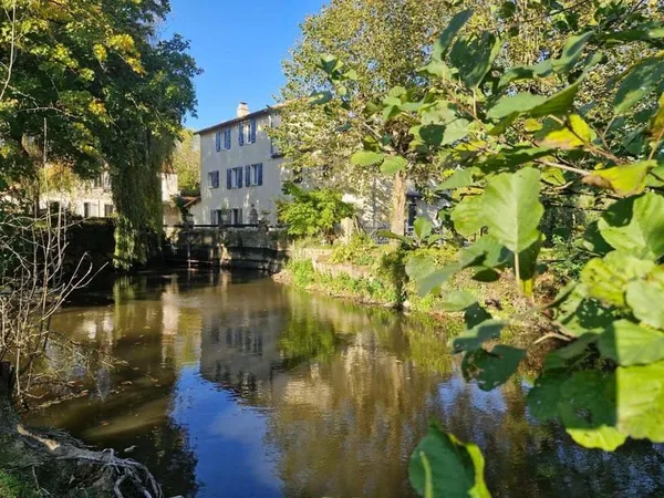 Ensemble immobilier au bord de la rivière