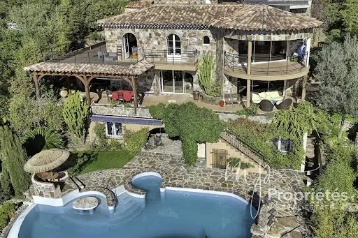Maison 8 pièces 386 m²