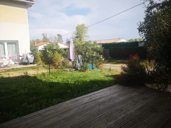 Entrée : 3,43 m² Toilettes : 3,69 m² espace de vie :