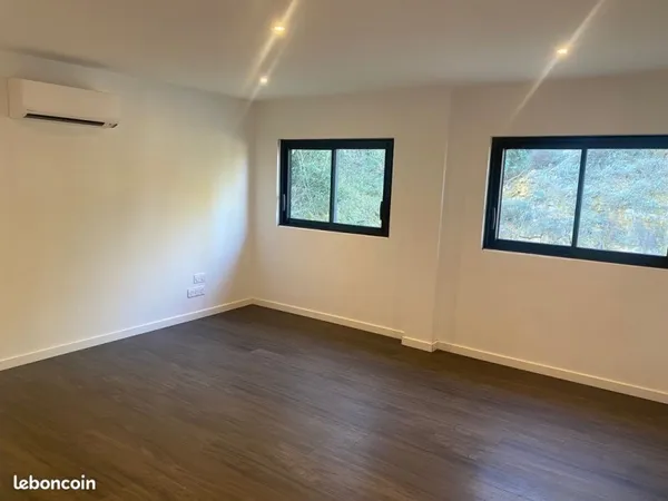 Bien atypique en containers - 90 m² - Bagnols-sur-Cèze (ZA de Berret)