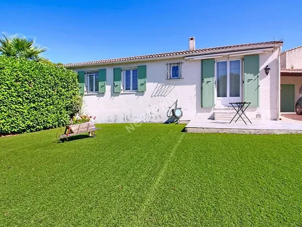 Maison de plain-pied avec piscine 4 pièces 89 m² habitables avec dépendance