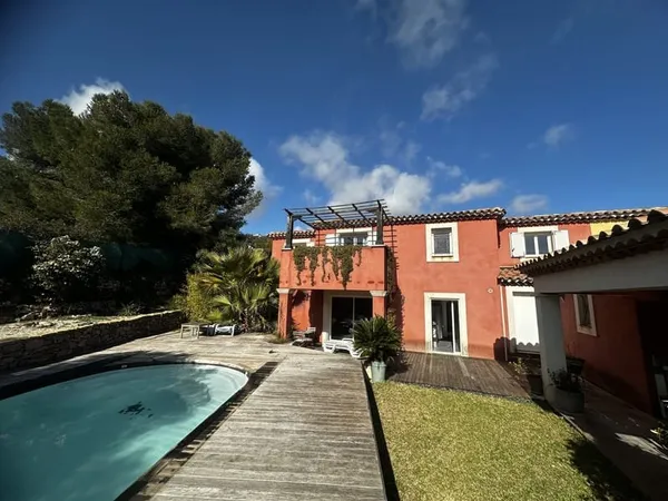 À VENDRE Villa familiale avec piscine et garage à Bandol