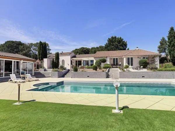 Ensemble immobilier avec dépendances et piscine à 10 minutes de la mer