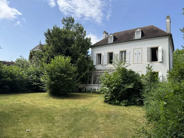 GENLIS A 16KM DE DIJON EST MAISON DE MAITRE SUR GRAND PARC.