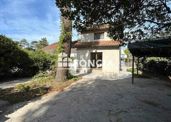 Entre mer et forêt, maison aux multiples possibilités
