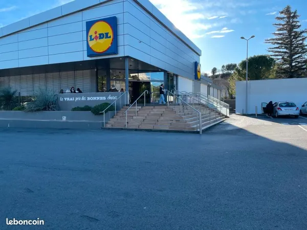 LOCAUX COMMERCIAUX UNIQUES à NÎMES