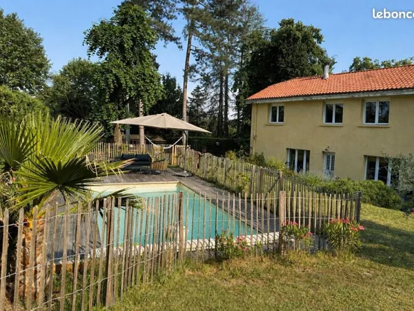 Maison familiale de 140 m² avec piscine sur terrain arboré de plus de 1000 m²