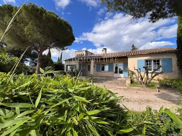 Maison en pierre située en Campagne d'un village Sud Alpilles