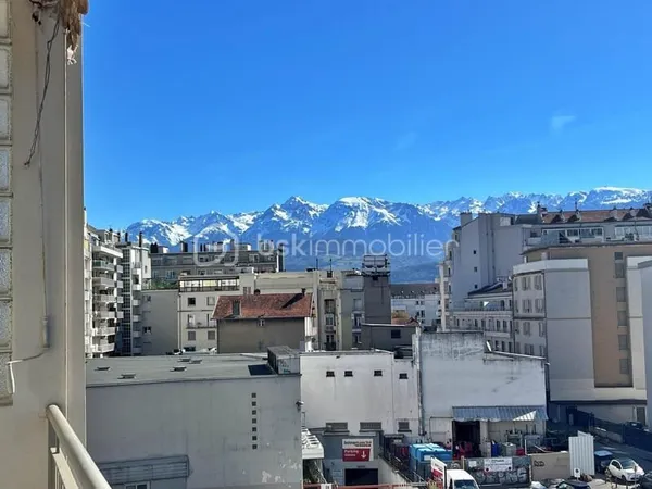 T3 lumineux 62 m² - 4e étage avec ascenseur - Travaux à prévoir - Grenoble 38100