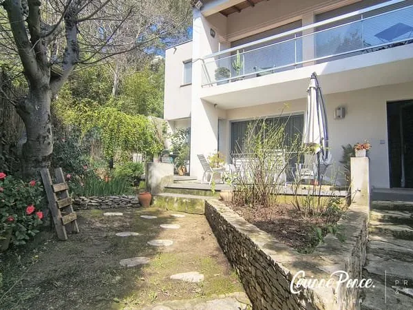 Nîmes maison de ville jardin et garage Corinne Ponce immobil