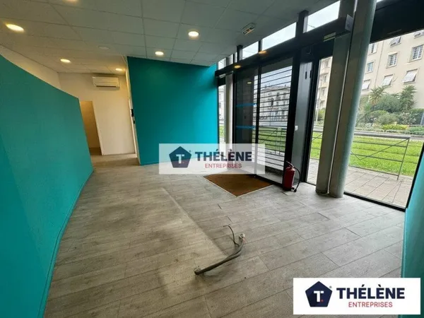 Local commercial 1 pièce 145 m²
