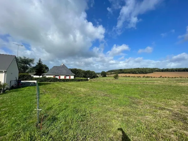 Terrain de 7594 m² dont 725 m² constructible.