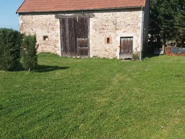 Vend terrain plus 2 bâtiments