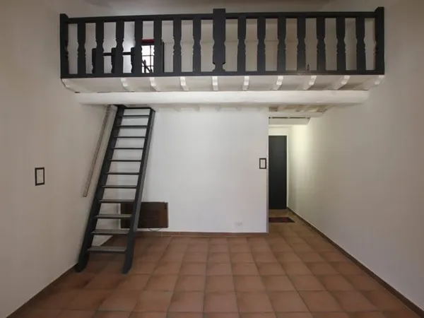 Studio mezzanine rénové dans les remparts