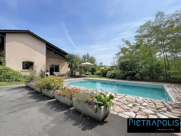 Maison 7 pièces de 143 m² avec piscine, garage, sou sol et vue