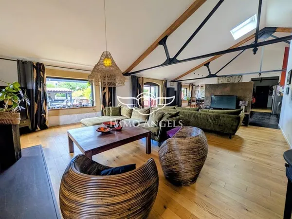 Domaine de Caractère de plus de 800 m² avec maison principale,
