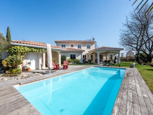 Maison contemporaine 201m² avec piscine et garage