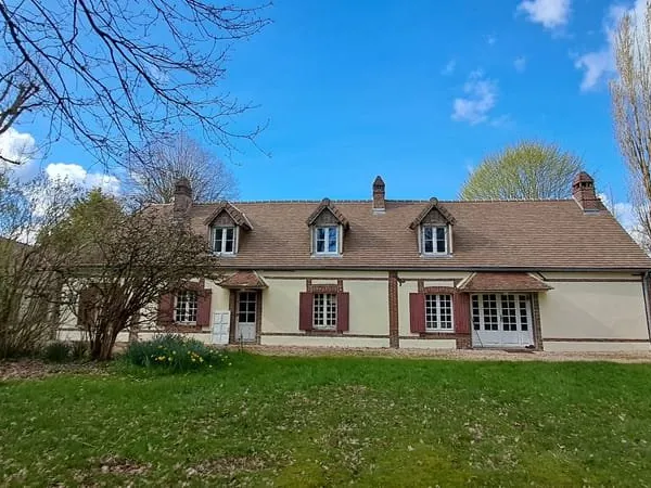 Propriété avec dépendances et grand terrain