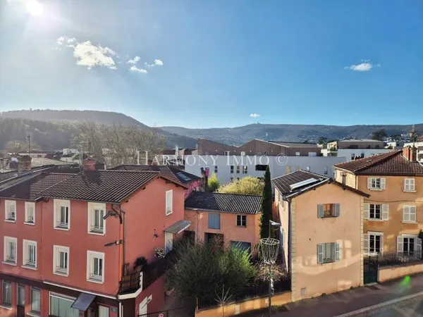 Grand studio de 40 m2 avec jolie vue à Fontaines Hyper Centr