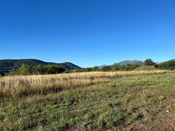 Terrain plat viabilisé 586 m²