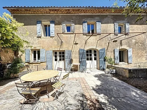 L'immobilière du château vous propose a la vente un magnifique mas Provençal avec appartement indépe