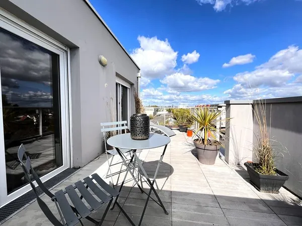 Jules Verne superbe appartement dernier étage avec terrasse et box fermé