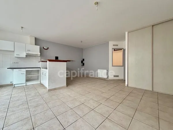 APPARTEMENT T2 DE 48 M2 AU REZ-DE-CHAUSSEE, 1 CHAMBRE, PROCHE ÉCOLES ET COLLÈGES, FIBRE OPTIQUE, CAV
