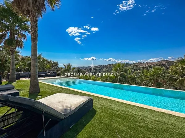 À vendre rez de villa contemporain 300m2 dans une petite copropriété, aux Issambres