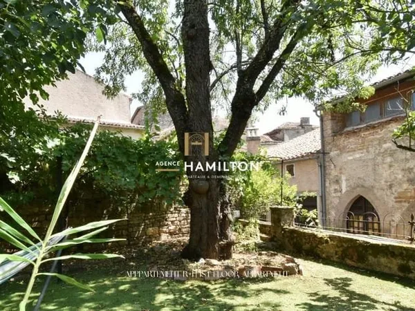 Immeuble Avec Boutiques Au Cur De La Cité