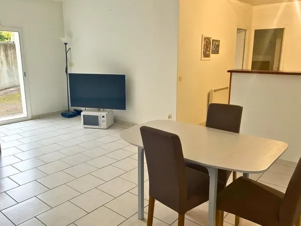 T3 - 69 m² + 70 m² de garages - Cour privative