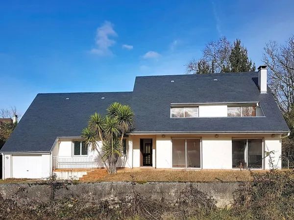 A vendre à LONS, Maison de 168 m² à l'architecture contemporaine avec 4 chambres et un bureau sur un