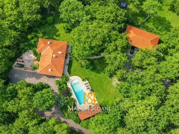 Domaine de style basque au coeur de la Forêt Royale