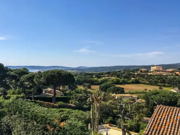 Saint-Tropez : Villa rénovée avec vue panoramique et piscine int