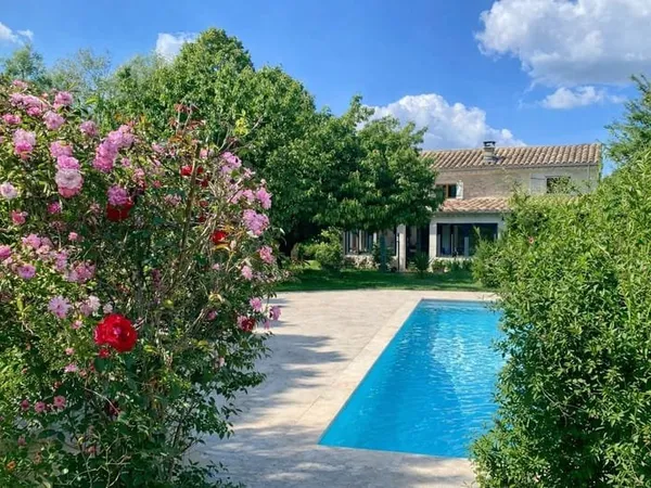 Mas en pierre avec piscine et près de 1,4 ha de terrain calme absolu, proche Vaison-la-Romaine