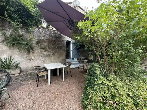 Maison sur 3 niveaux avec cour