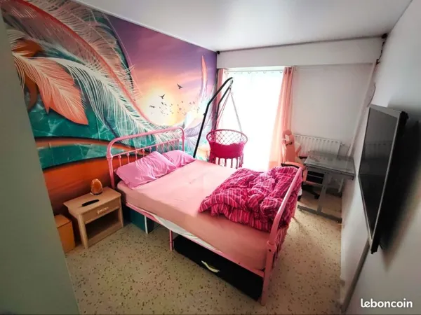 Charmante chambre meublé rose