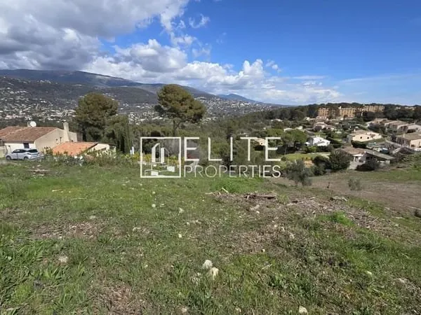 TERRAIN CONSTRUCTIBLE DE 2140m² PEYMEINADE