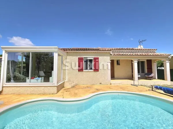 Villa de plain pied avec piscine