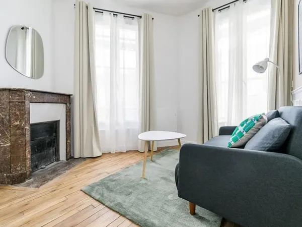 2 PIECES RENOVE ET MEUBLE - RUE BOBILLOT