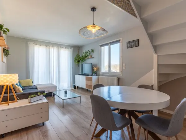 Appartement duplex 3 pièces, 54 m2 1 terrasse - 1 cave - 1 place de stationnement - Possibilité gara