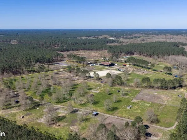 À 20 minutes de Lacanau, sur plus de 10 hectares, écurie de propriétaires avec maison de 80 m² et in