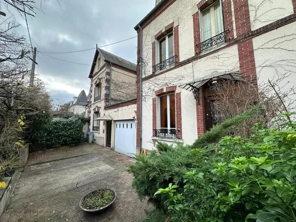 Belle propriété style meulière idéale pour une grande famille ou investisseurs dans le centre de Man