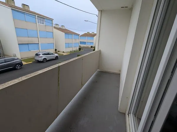 Saint-Hilaire-de-Riez grand studio, dernier étage, avec balcon, parking, proche mer.